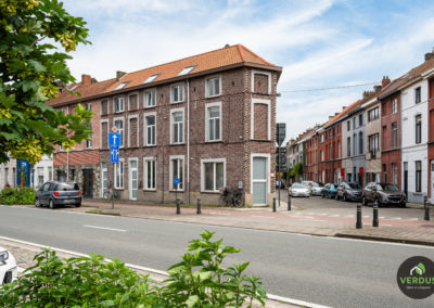 Ruime lichtrijke hoekwoning te Gent.